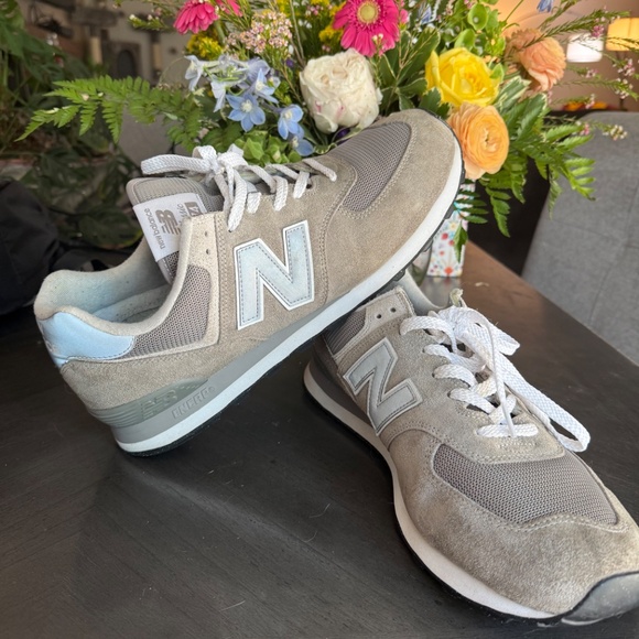 New Balance MENS athletic tennis shoes grey and white classic 574 shoe
